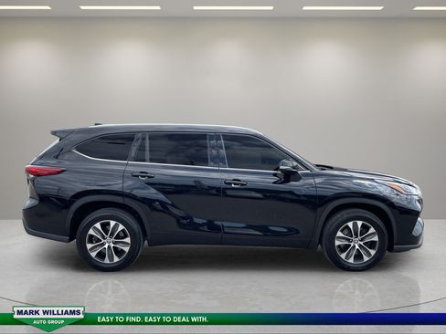 Used 2021 Toyota Highlander XLE AWD/4WD image 3