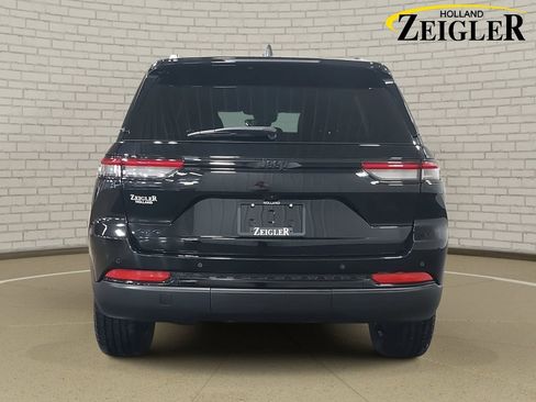 Used 2023 Jeep Grand Cherokee Altitude image 6