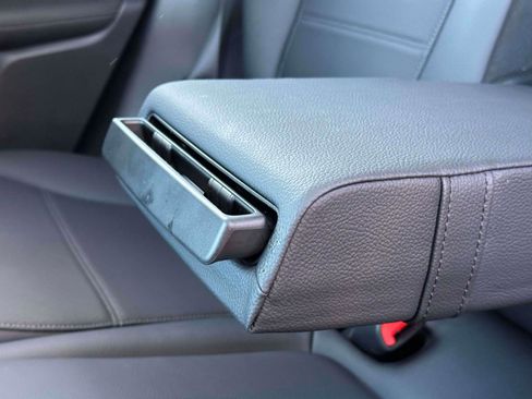 Used 2025 Mercedes-Benz GLC 350e 4MATIC image 9