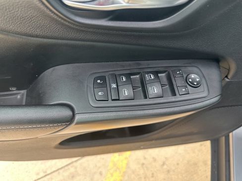 Used 2021 Jeep Cherokee Latitude AWD/4WD image 3