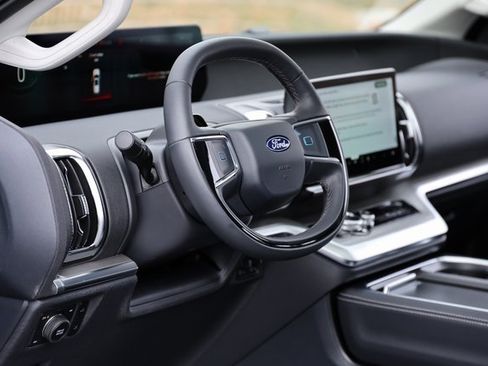 Used 2025 Ford Expedition Platinum w/ Driver's Package image 14