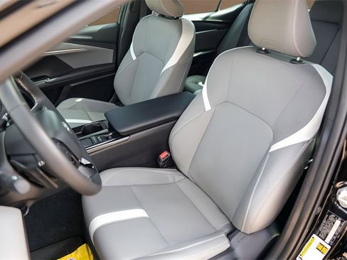 Used 2025 Toyota Camry SE image 7