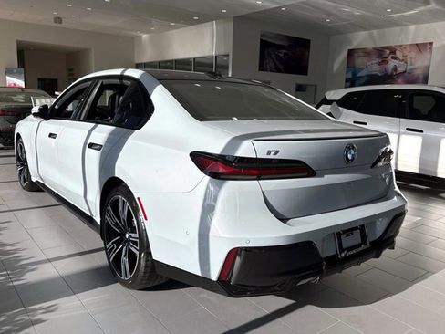 Used 2025 BMW i7 xDrive60 w/ Premium Package image 5