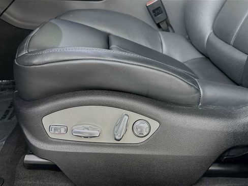 Certified 2025 Porsche Macan image 13