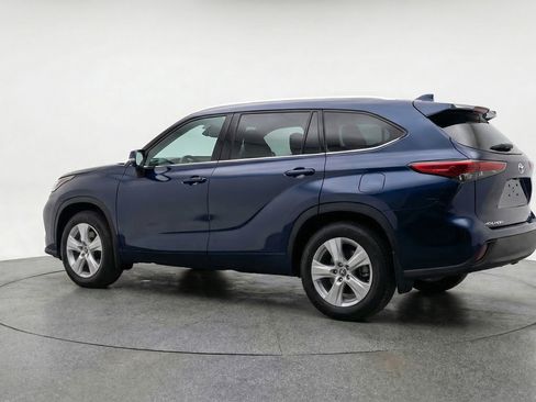 Used 2025 Toyota Highlander LE image 6