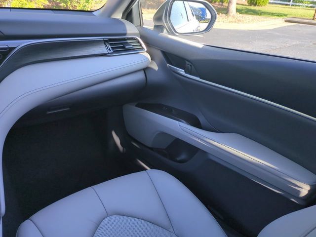 Used 2022 Toyota Camry XLE FWD image 16
