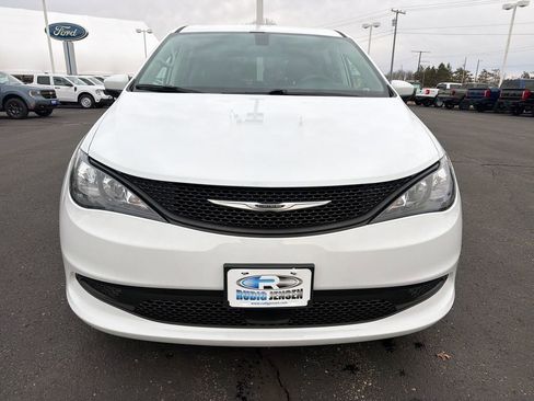 Used 2022 Chrysler Voyager LX image 8