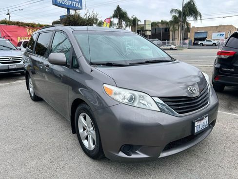 Used 2013 Toyota Sienna LE w/ Towing Pkg image 3