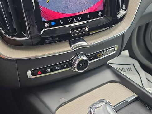 Used 2022 Volvo XC60 B5 Inscription image 23