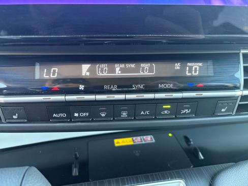Used 2025 Toyota Sienna XLE FWD image 19