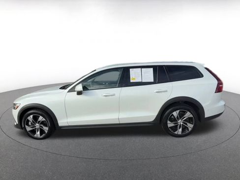 Used 2025 Volvo V60 B5 Cross Country Plus image 9