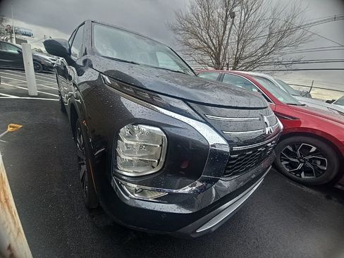 Used 2025 Mitsubishi Outlander SE image 2