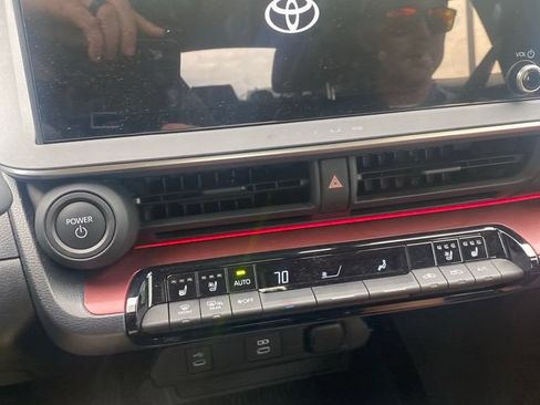 Used 2024 Toyota Prius Prime Premium FWD image 5