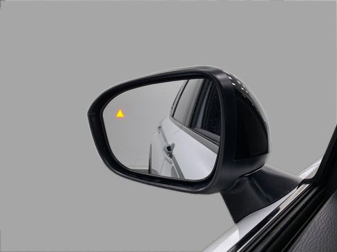 New 2025 Mitsubishi Outlander SE image 19