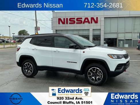 Used 2025 Jeep Compass Trailhawk AWD/4WD image 1