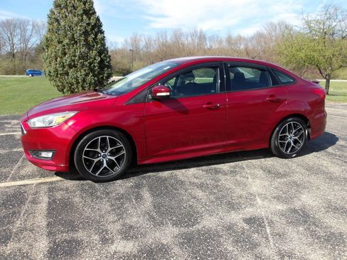 Used 2015 Ford Focus SE w/ SE Sport Package image 9