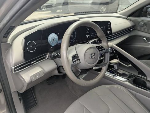 Used 2022 Hyundai Elantra SEL w/ Convenience + Premium Package FWD image 10