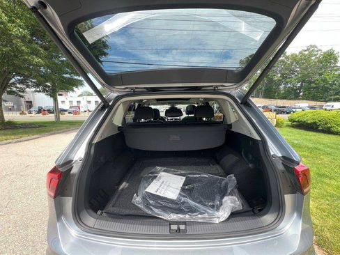 Certified 2024 Volkswagen Tiguan SE w/ Panoramic Sunroof Package AWD/4WD image 23