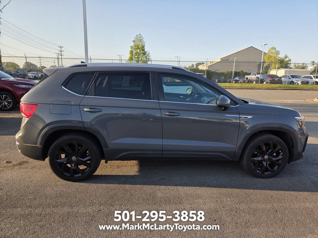 Used 2023 Volkswagen Taos SE w/ Panoramic Sunroof Package FWD image 4