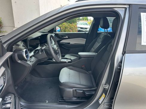 Used 2025 Chevrolet Trax LT FWD image 22