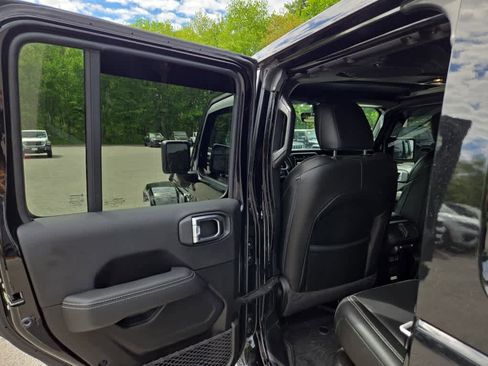 Used 2023 Jeep Wrangler Unlimited Sahara w/ Cold Weather Group AWD/4WD image 18