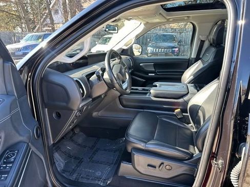 Used 2025 Ford Expedition Platinum image 38