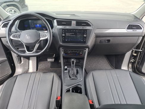 Certified 2022 Volkswagen Tiguan SE w/ Panoramic Sunroof Package image 9