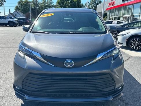 Used 2025 Toyota Sienna XLE FWD image 8