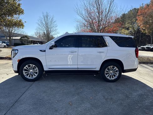 Used 2023 GMC Yukon SLT w/ SLT Premium Package image 4