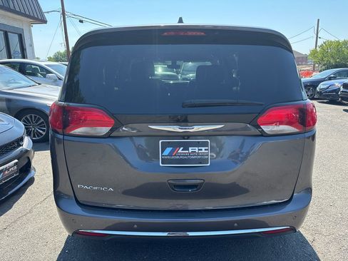 Used 2020 Chrysler Pacifica Touring-L FWD image 8