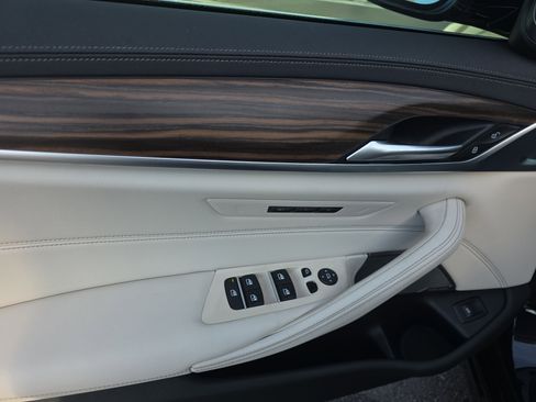 Used 2023 BMW 540i w/ Premium Package image 18