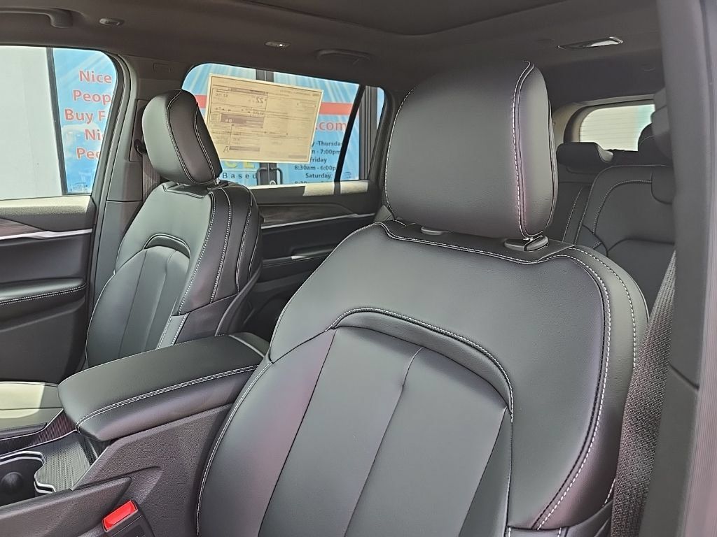 New 2026 Jeep Grand Cherokee L Limited w/ Limited Altitude Package AWD/4WD image 32