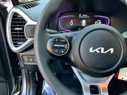 Certified 2025 Kia Soul LX w/ LX Technology Package FWD image 11