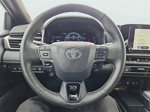 Used 2025 Toyota Camry SE w/ Convenience Package image 29