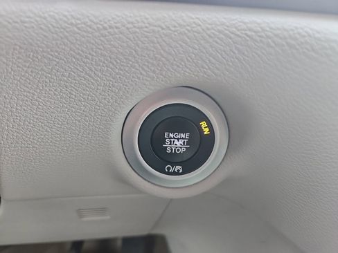 Used 2018 Chrysler Pacifica Touring-L FWD image 23