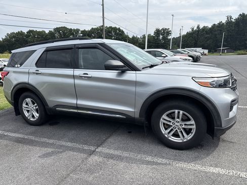 Used 2020 Ford Explorer XLT w/ Comfort Package AWD/4WD image 3
