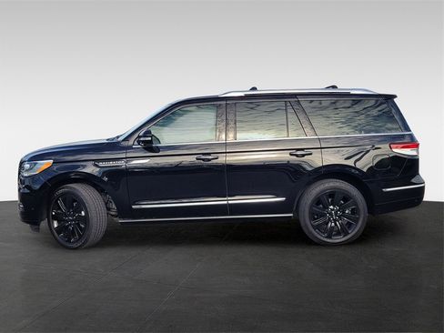 Used 2023 Lincoln Navigator Reserve image 4