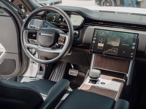 Used 2025 Land Rover Range Rover SE AWD/4WD image 9