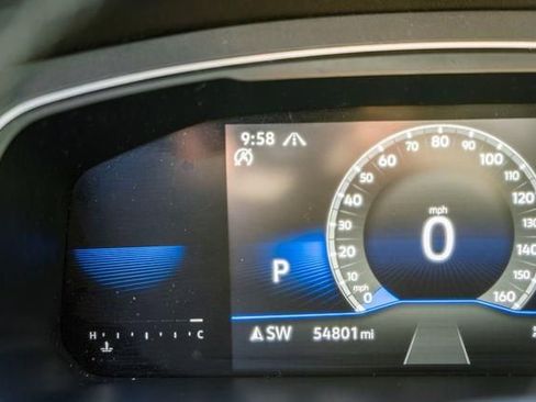 Used 2022 Volkswagen Tiguan SE w/ Panoramic Sunroof Package image 39