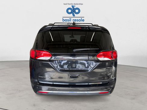 Used 2017 Chrysler Pacifica Touring-L image 4