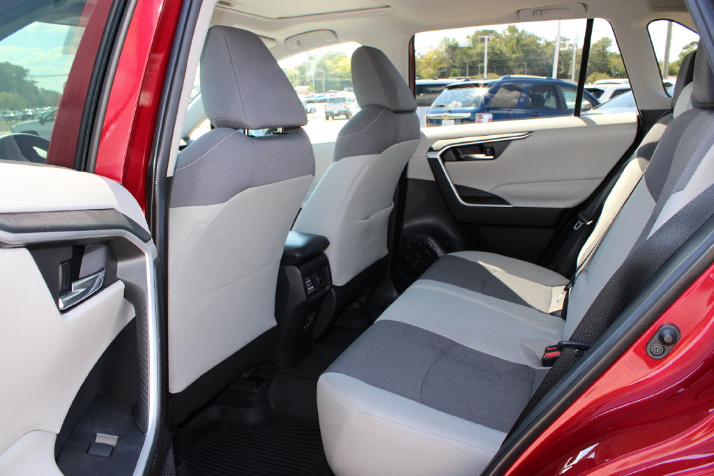 Used 2020 Toyota RAV4 XLE w/ Convenience Package FWD image 12