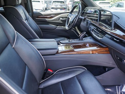 Used 2021 Cadillac Escalade Premium Luxury AWD/4WD image 17