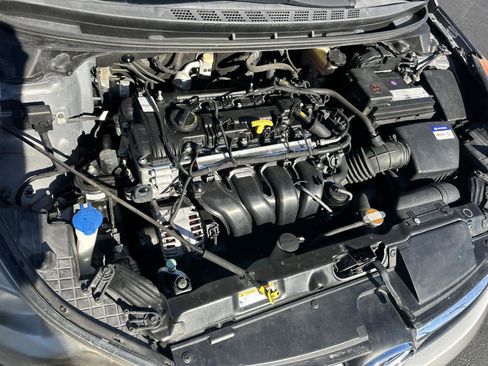 Used 2011 Hyundai Elantra GLS w/ Navigation Pkg 4 image 9