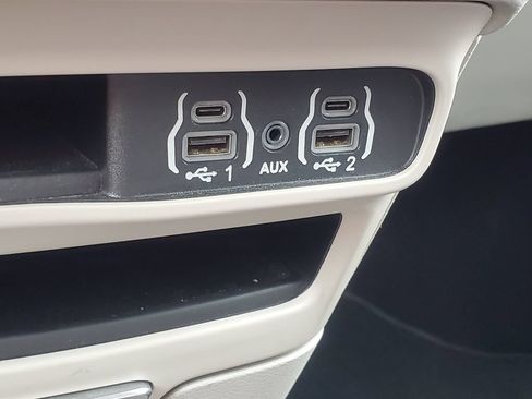 Used 2023 Chrysler Pacifica Touring-L FWD image 23