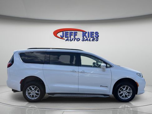 Used 2022 Chrysler Pacifica Touring-L FWD image 4