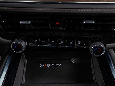 Used 2025 Chevrolet Suburban High Country image 27