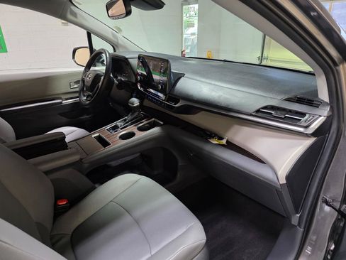 Used 2024 Toyota Sienna XLE FWD image 26