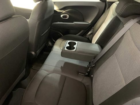 Used 2018 Kia Soul + image 5