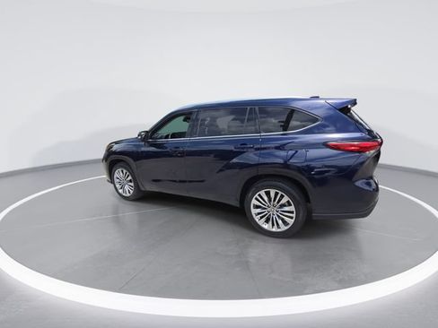 Used 2023 Toyota Highlander Platinum FWD image 5