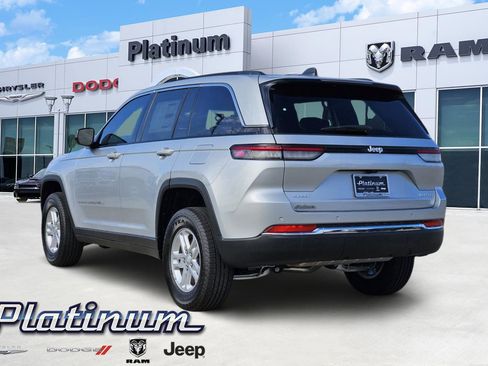 New 2025 Jeep Grand Cherokee Laredo image 4